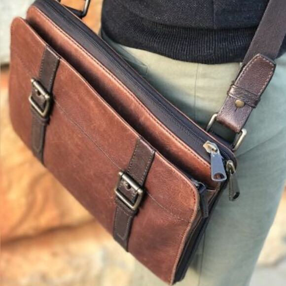 Fossil Brown Leather Messenger Bag with Vintage Aesthetic - Picture 2 of 15